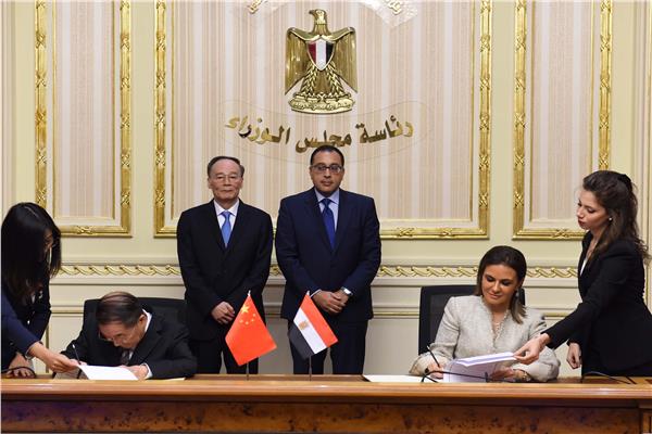  رئيس الوزراء ونائب الرئيس الصيني يشهدان التوقيع على 3 اتفاقيات