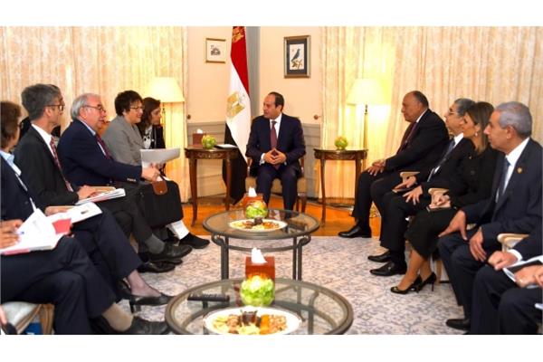 السيسي لرؤساء كبرى الشركات بألمانيا: مناخ مصر الجديد يتمتع بـ«جدية ومسئولية وهمة»
