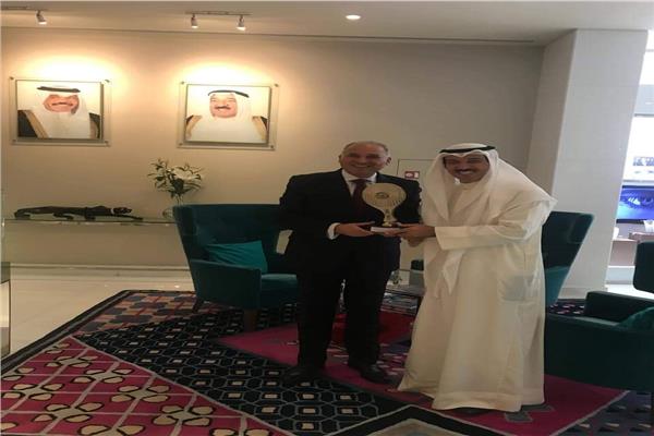 رئيس الاتحاد الكويتي يكرم منتخب مصر لكرة السرعة 