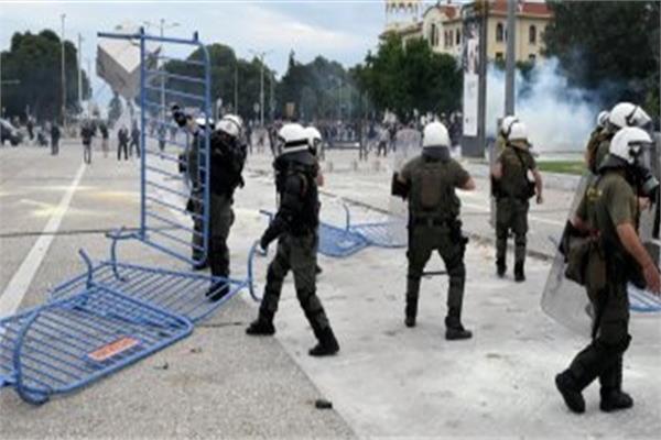 اشتباكات بين الشرطة اليونانية وطلاب جامعيين في أثينا