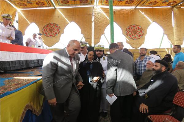 اللواء مصطفى شحاتة مع المواطنين بأطفيح