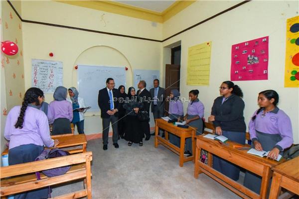 محافظ الإسكندرية خلال زيارته التفقدية لمدرسة كليوباترا الإعدادية بنات