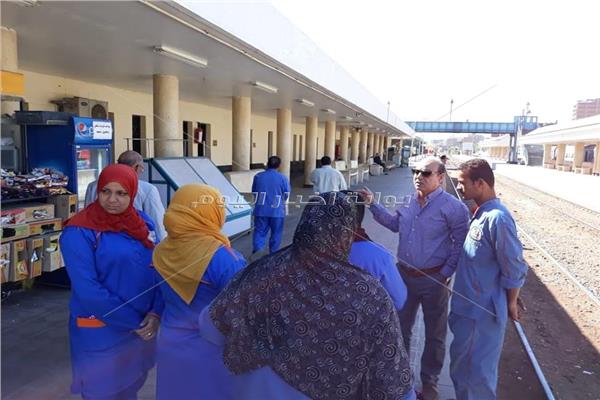 «حتاتة» يعاقب مدير موقع بمحطة قطارات الإسماعيلية بسبب الإهمال