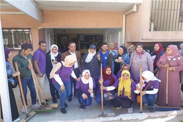 300 طالب وطالبة يشاركون فى مبادرة"شارك ونظف الحي"،ببنها