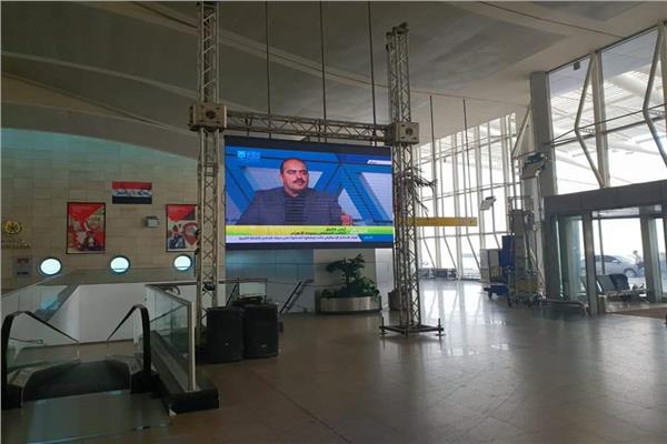 مطار القاهرة يبث فعاليات منتدى شباب العالم بصالات السفر والوصول