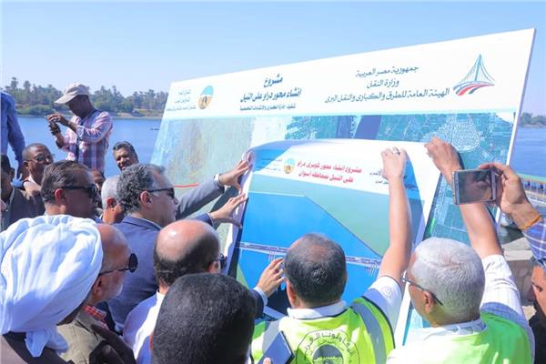 وزير النقل يتفقد موقع إنشاء محور «دراو» على النيل بأسوان