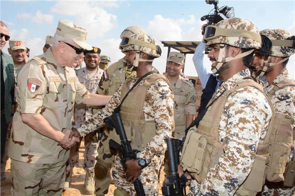 رئيس الأركان يتفقد القوات المشاركة في تدريبات «درع العرب 1»
