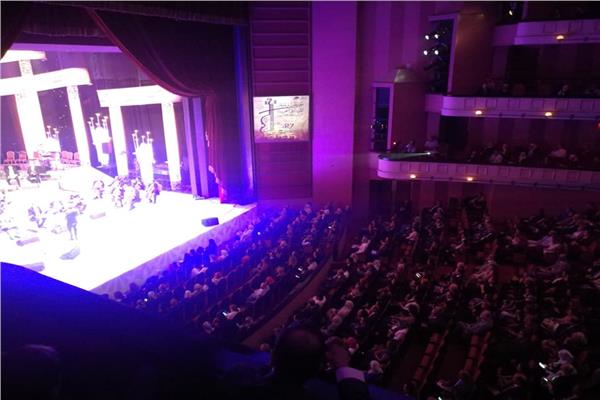 صور| وزير الثقافة تستمتع بألحان «الشاروني» في المسرح الكبير