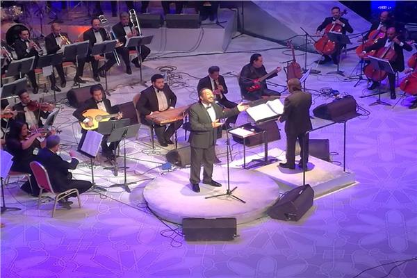 علي الحجار يفتتح حفله بمهرجان الموسيقى بأغنية «المال والبنون»