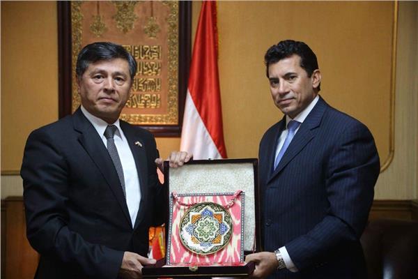 وزير الرياضة يلتقى سفير أوزبكستان بالقاهرة