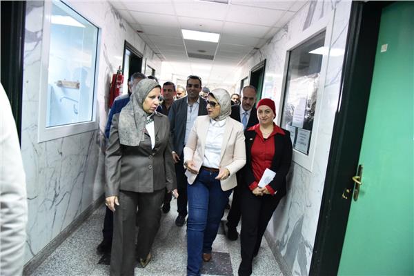 وزير الصحة خلال تفقد المركز الإقليمي لنقل الدم بالإسماعيلية