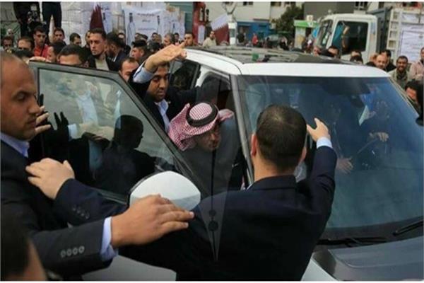 شاهد| رشق موكب «السفير القطري» بـ«الحجارة» في غزة