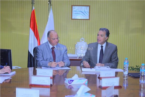 وزير النقل يبحث مع محافظ القاهرة إزالة المخلفات من على خطوط السكك الحديدية والمزلقانات 
