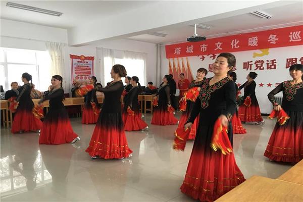 رقصات فلكورية تمثل مختلف القوميات الصينية بمنطقة تشانغ