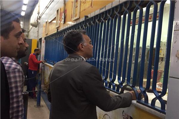 وزير النقل يشتري تذكرة مترو من محطة شبرا في جولة مفاجئة