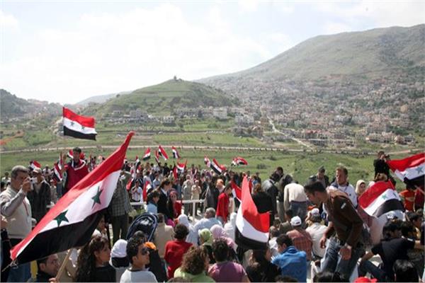 أعلام سوريا قرب هضبة الجولان