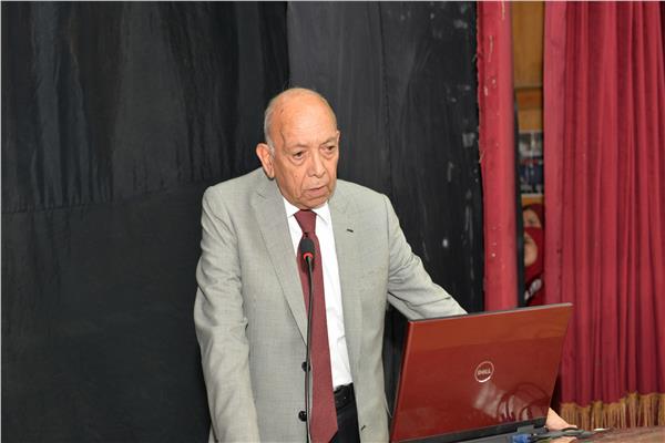 العالم المصري الدكتور غنيم يلقي كلمته