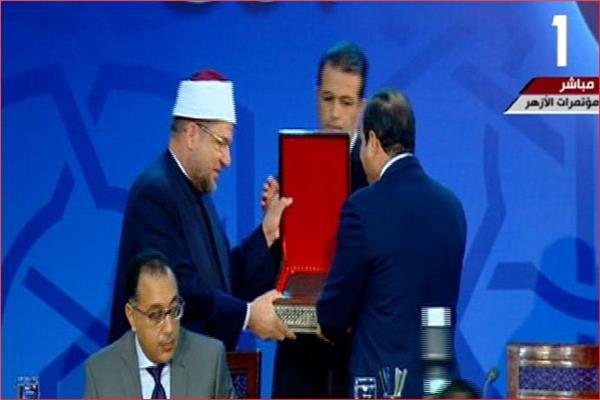 فيديو| وزير الأوقاف يهدي الرئيس السيسي كتابين من أحدث إصدارات الوزارة