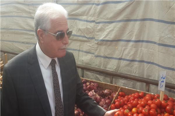 خالد فوده يفتتح منفذ لبيع الخضروات والفاكهة بأسعار مخفضة