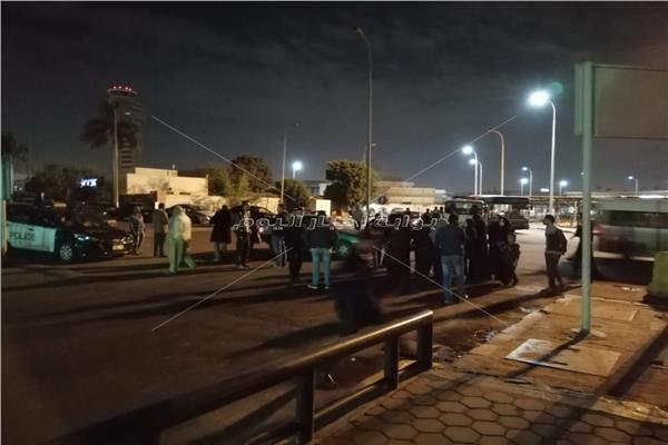 أهالي وأصدقاء الصيدلي القتيل بالسعودية أثناء استلام جثمانه بالمطار 