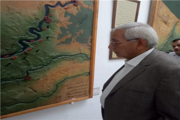 المحافظ الدكتور كمال شاروبيم أمام احدي لوحات الدار