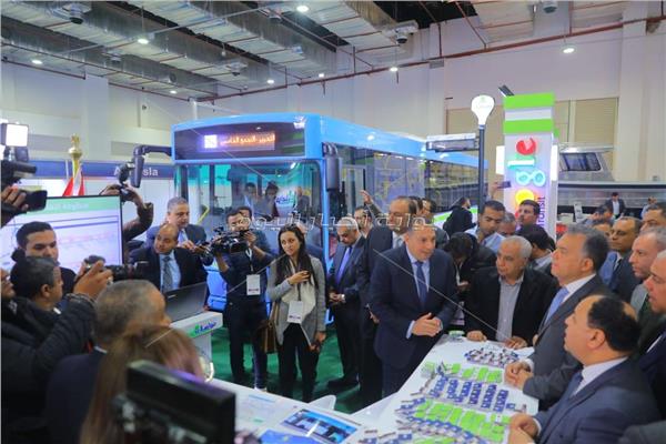 «عرفات» يتفقد جناح وزارة النقل في مؤتمر «Cairo ict» 
