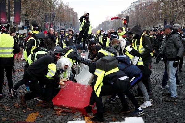 65 مصابًا في اشتباكات الشرطة الفرنسية ومحتجي «السترات الصفراء»