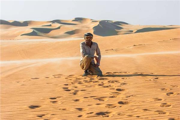محمد شاهين خلال تجوله بالصحراء (صورة من المصدر)