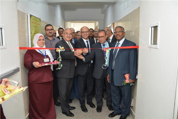 د. طارق الجمال رئيس جامعة أسيوط خلال الافتتاح بصحبة عدداً من أساتذة الطب 