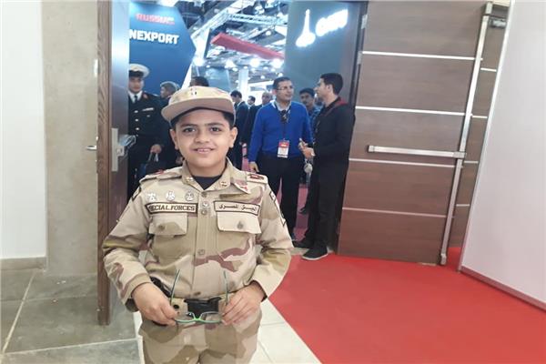 صيني يؤدي التحية العسكرية لطفل مصري