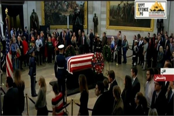 جثمان جورج بوش الأب في مبنى الكابيتول بواشنطن