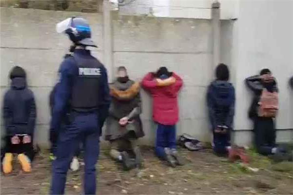 طلبة «يركعون» أمام الشرطة الفرنسية