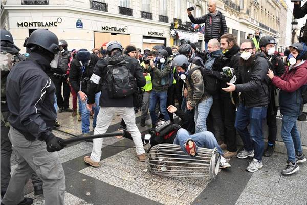 مناوشات بين أصحاب «السترات الصفراء» والشرطة الفرنسية