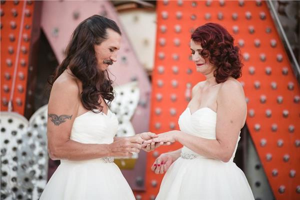 زوج يرتدي نفس الفستان مثل زوجته في يوم زفافهم