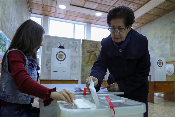 الناخبون بأرمينيا يصوتون في انتخابات برلمانية مبكرة