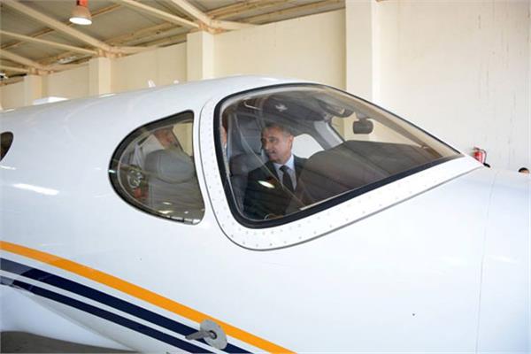 وزير الطيران المدني داخل إحدى طائرات التدريب 