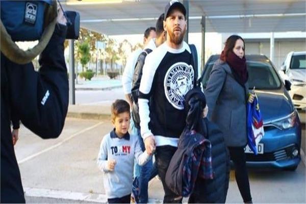 لحظة وصول ميسي مع عائلته في ملعب ريال مدريد لمشاهدة السوبر كلاسيكو