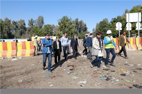 فريق من البيئة يزور موقع مصنع التدوير بمدينة قوص في قنا 