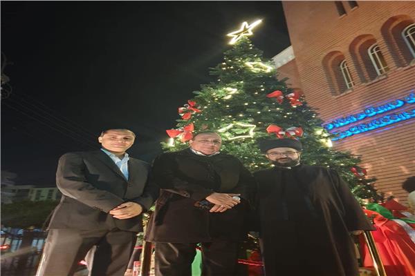 إضاءة شجرة الميلاد أمام كاتدرائية الكلدان في القاهرة