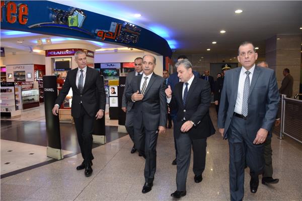 وزير الطيران يفتتح أحدث استراحات مصر للطيران بمطار القاهرة 