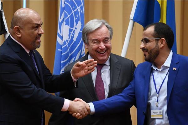 مصافحة استثنائية بين ممثلي الحكومة وجماعة الحوثي في نهاية مباحثات السويد