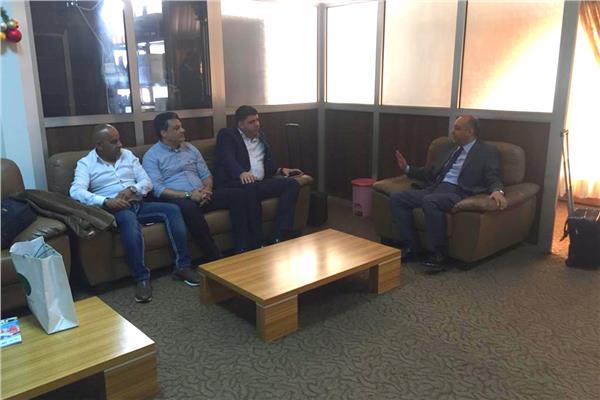سفير مصر ببوركينا فاسو يستقبل بعثة المصري لدى وصولها لمطار العاصمة واجادوجو