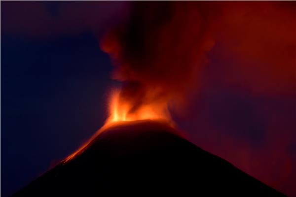 صورة من رويترز لبركان كراكاتوا