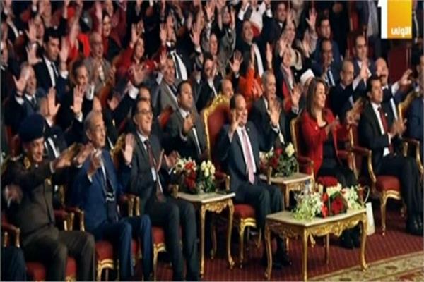 الرئيس السيسى يشارك ذوي الإعاقة السمعية لغة الإشارة