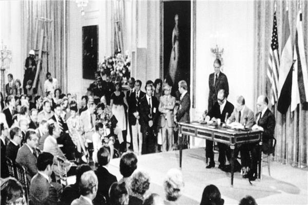السادات وبيجين خلال توقيع اتفاق السلام بحضور الرئيس الأمريكى كارتر
