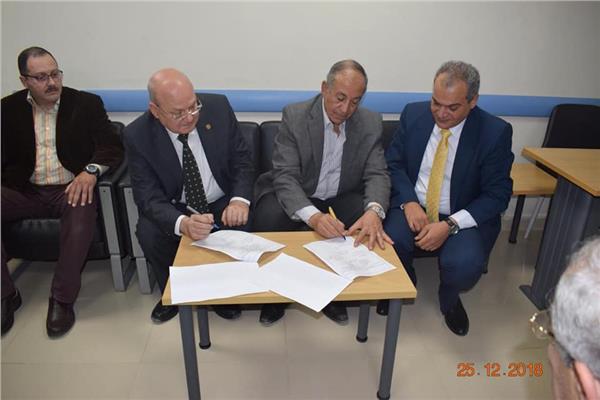 محافظ البحر الاحمر ورئيس جامعة الزقازيق خلال توقيع البروتكول