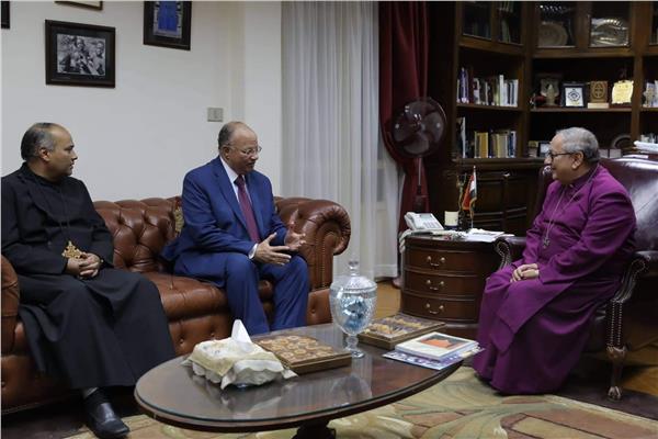 محافظ القاهرة يزور الكنيسة الأسقفية 