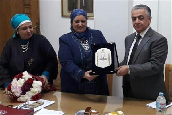 أمين عام المجلس الأعلى للثقافة يكرم مرفت مرسي رئيس القومي لثقافة الطفل