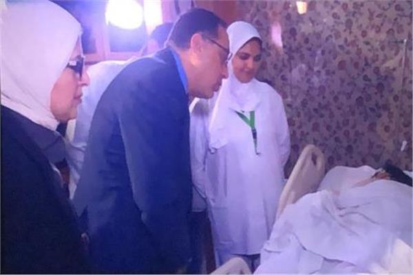 رئيس الوزراء في زيارة إحدى مصابي حادث اوتوبيس الهرم