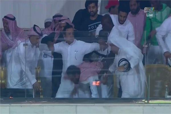 لحظة أغماء رئيس نادي الوحدة السعودي
